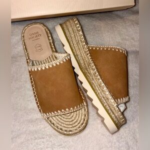 Oasis Society Vista Camel Sandals sz 8 NWT!